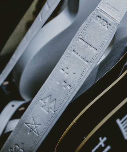 DER W Signature Gitarrengurt geprägt (weiß)